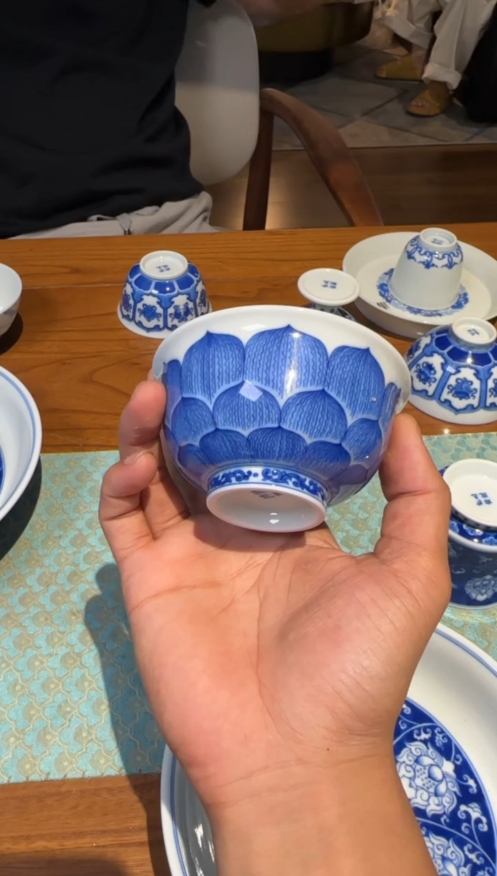 张*胖妙色 青花佛莲压手杯