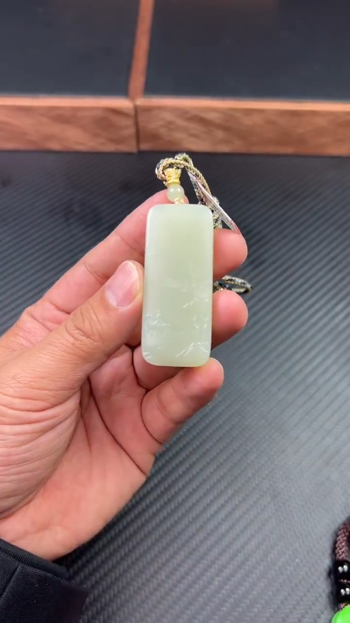 【闪购商品】和田玉吊坠(赠链)未镶嵌且末微色差迪克兰一细