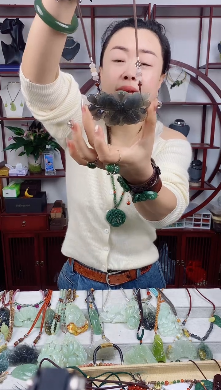未镶嵌岫玉颈饰1