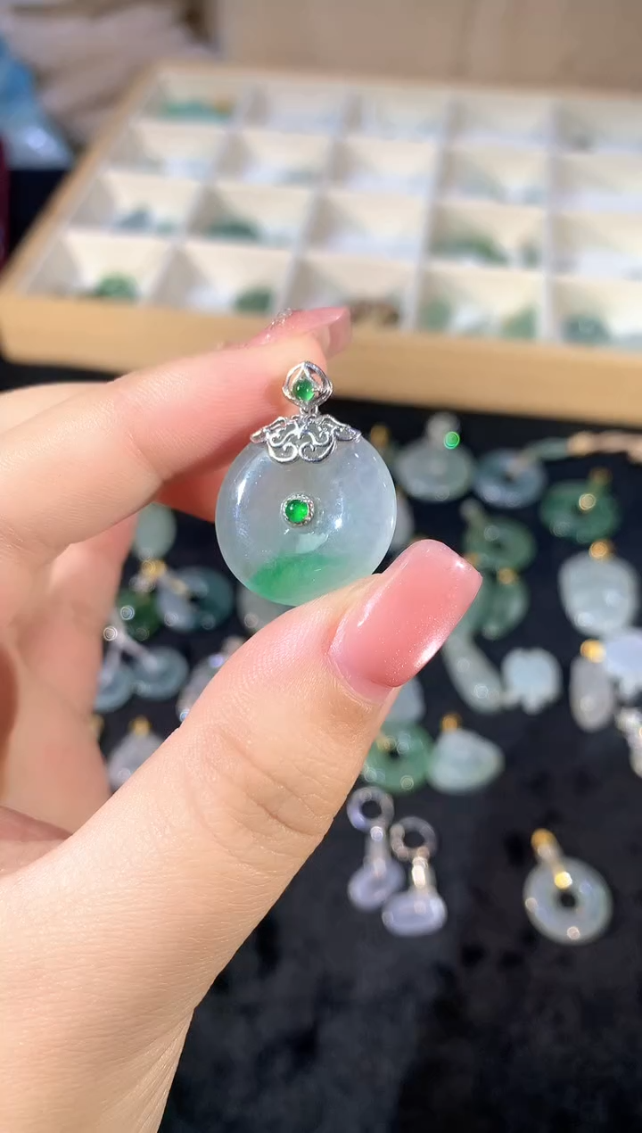 【闪购商品】翡翠吊坠(不含链)18K金镶嵌063llx时尚