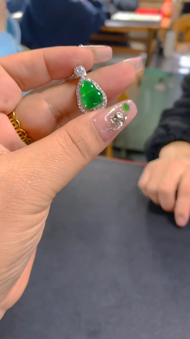 【闪购商品】翡翠吊坠(赠链)未镶嵌0749930708多样性发其一