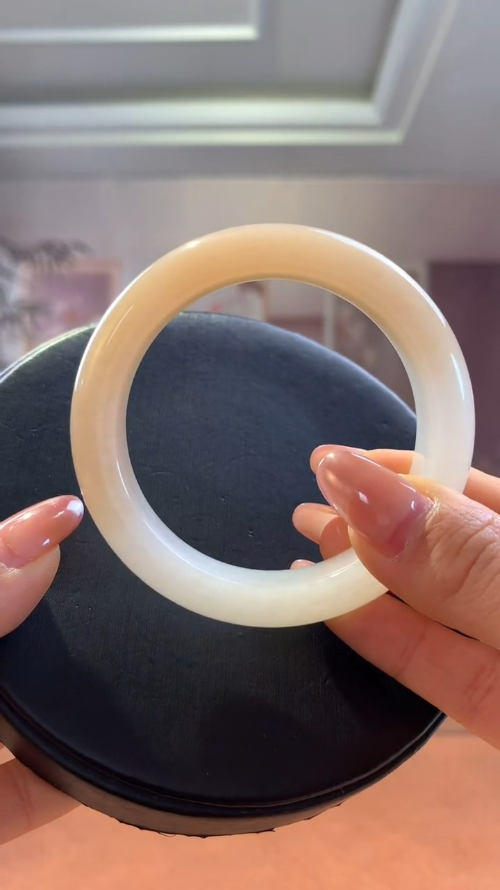 【闪购商品】和田玉手镯未镶嵌粉白手镯54+