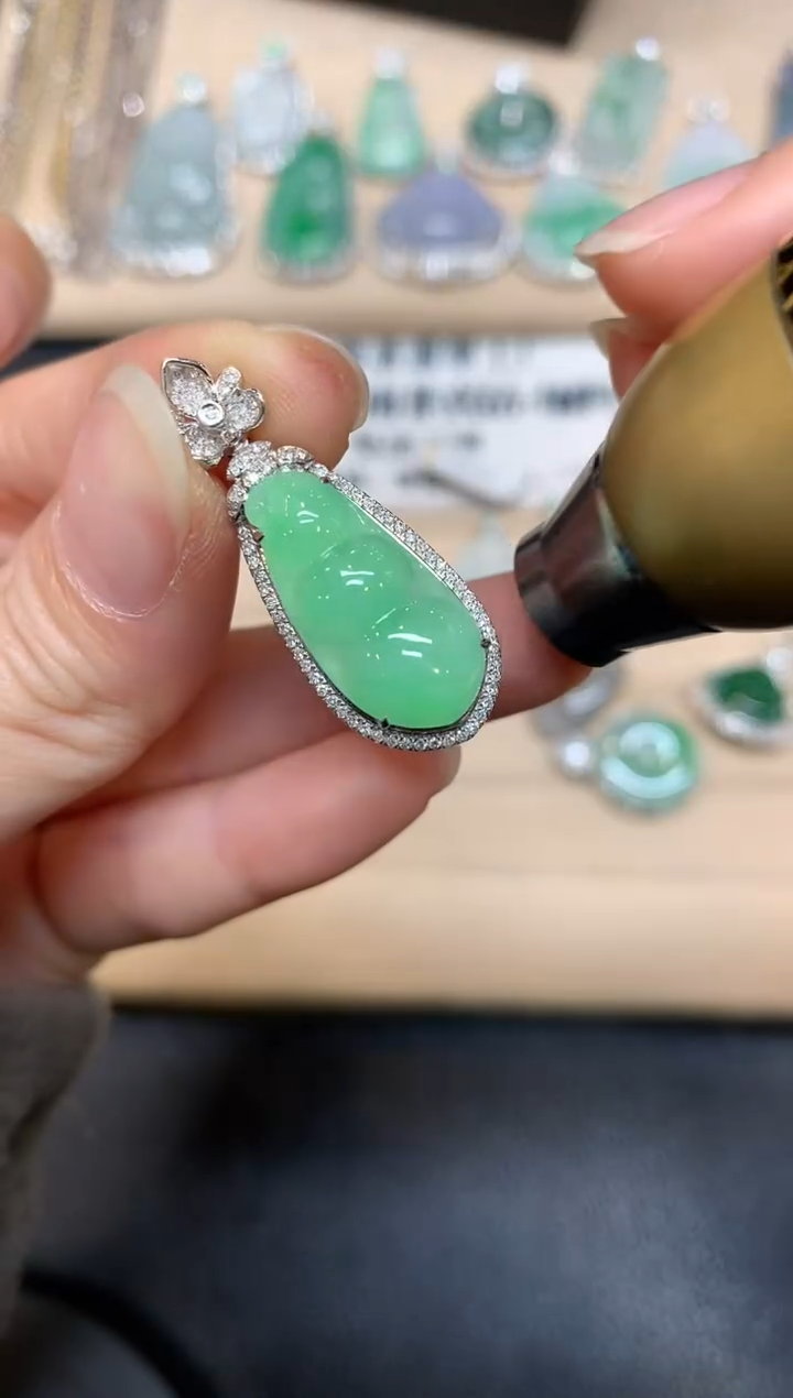 【闪购商品】翡翠颈饰18K金镶嵌福豆【无服务费