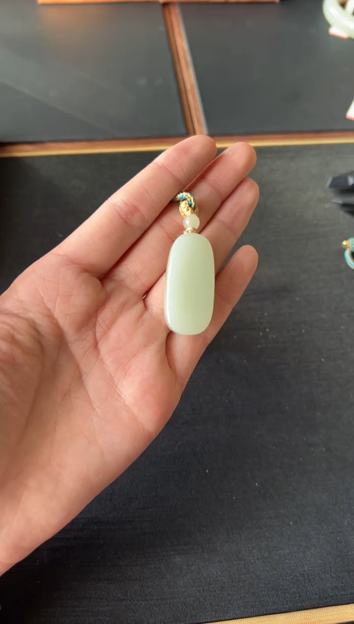 【闪购商品】和田玉吊坠(赠链)未镶嵌且末微色差迪克兰一细