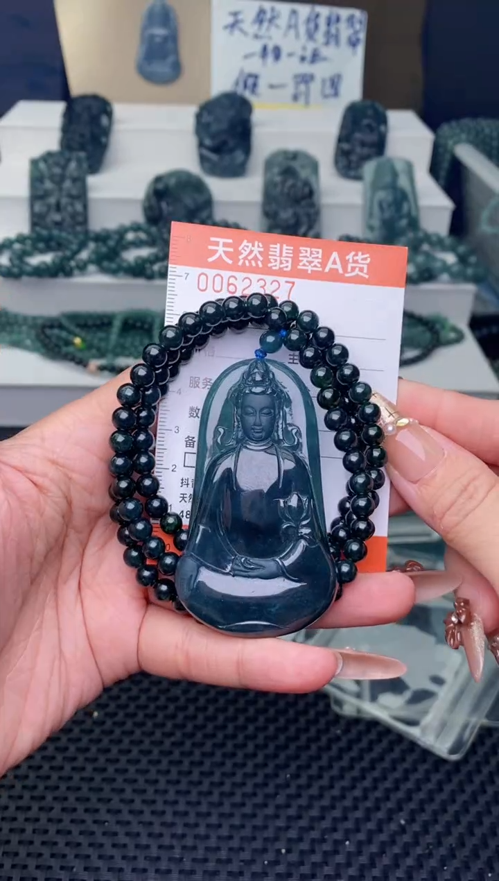 翡翠未镶嵌颈饰···········