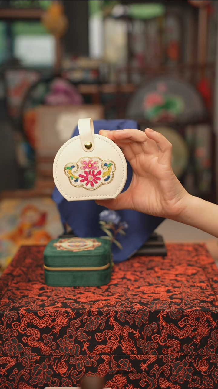 扇子绣花吊坠非遗