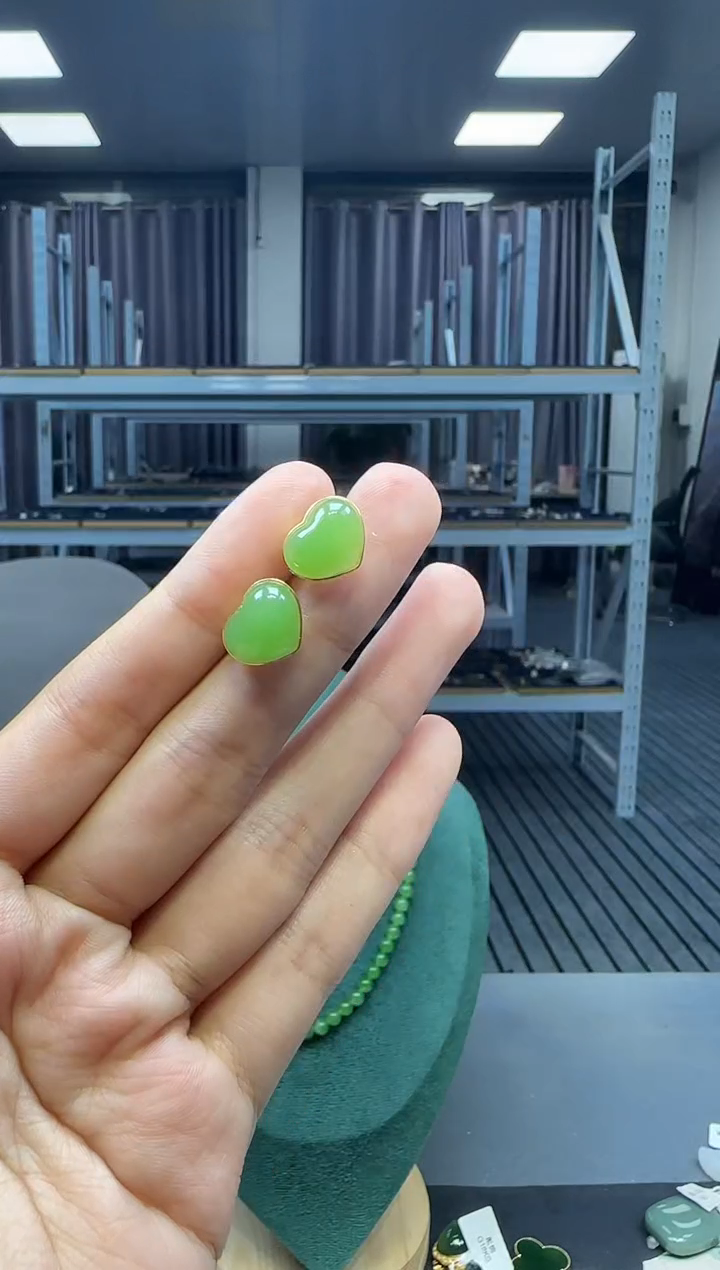 18K金镶嵌和田玉耳饰1