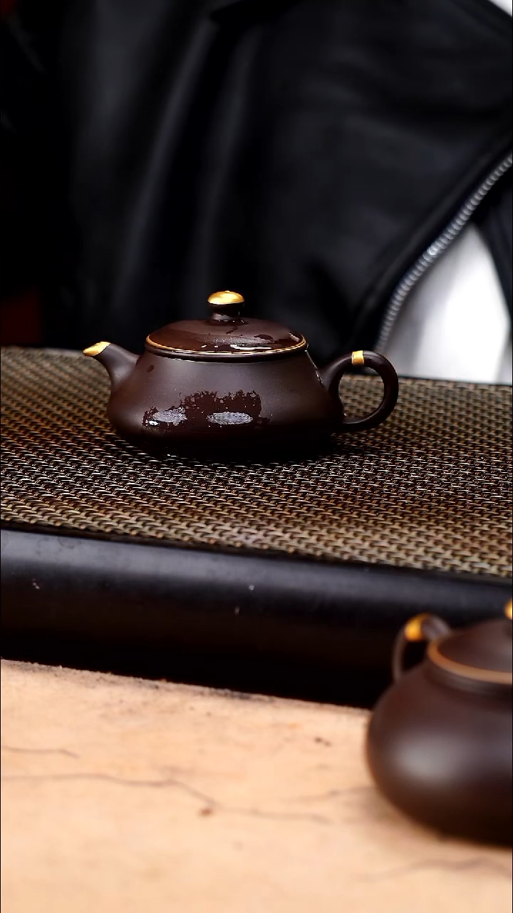 茶壶紫砂四号井茄皮紫泥描金小明炉90cc