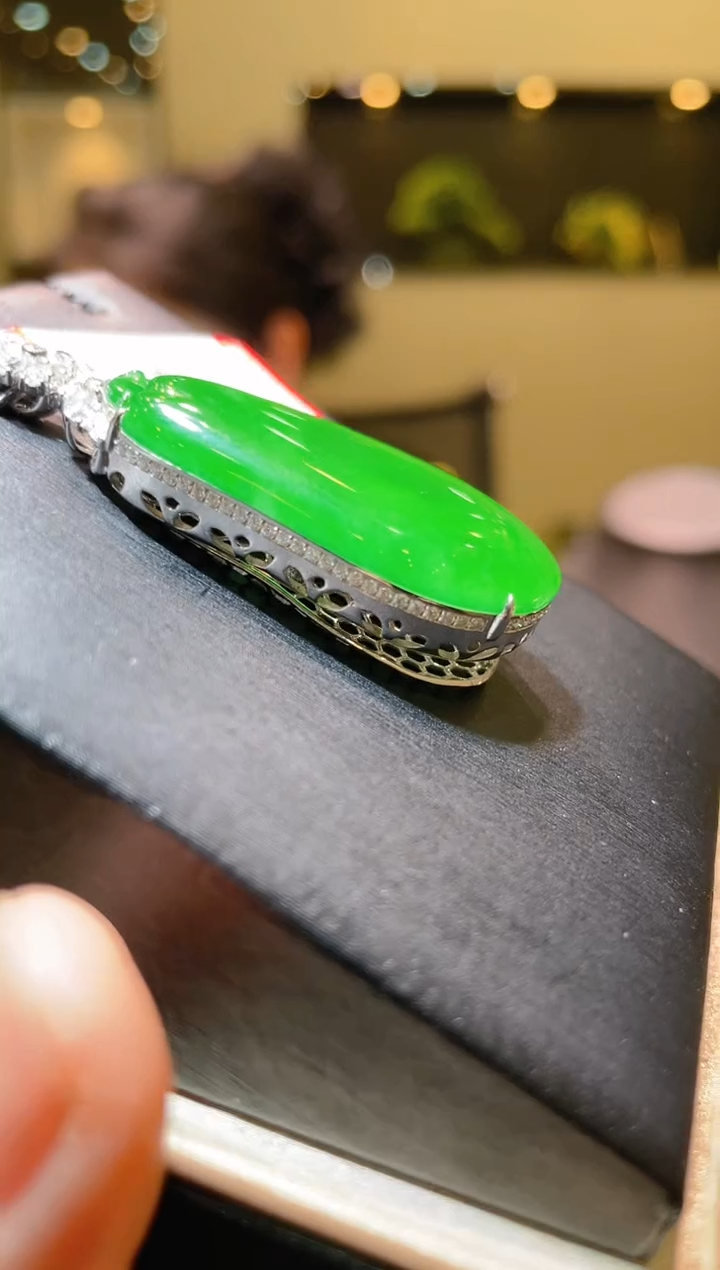 【闪购商品】翡翠吊坠(赠链)18K金镶嵌A35