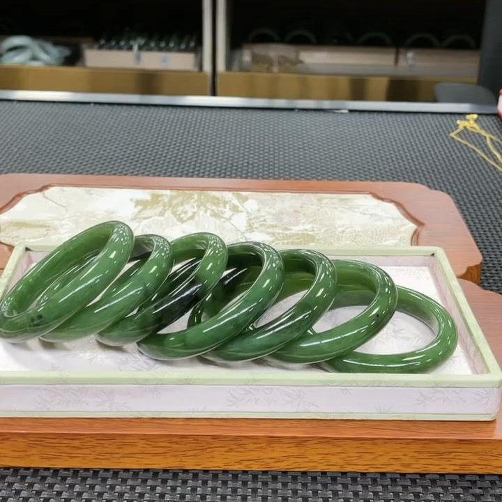 【老郑家】和田玉手镯一支(多样性发1件)红皮