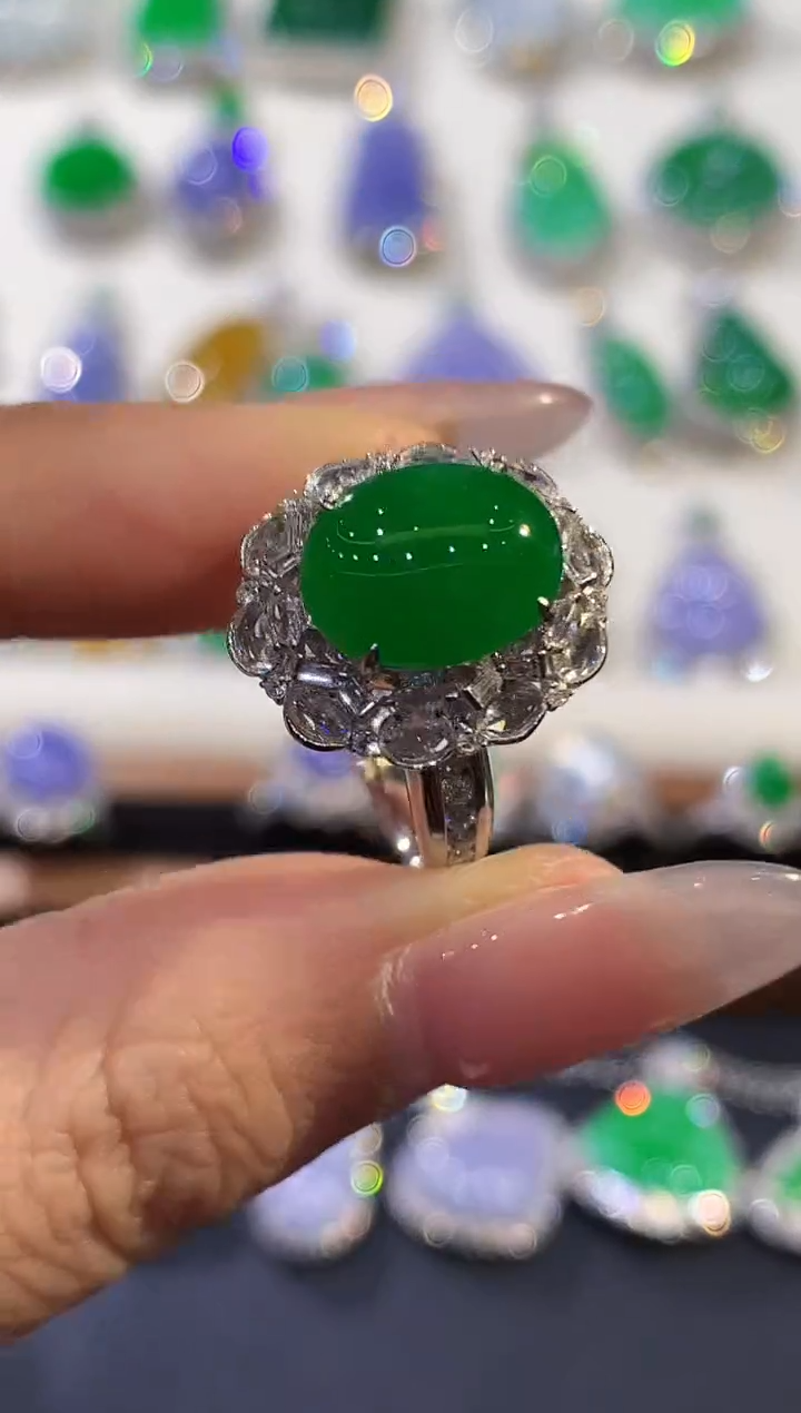 18K金镶嵌戒指翡翠多样性发其一