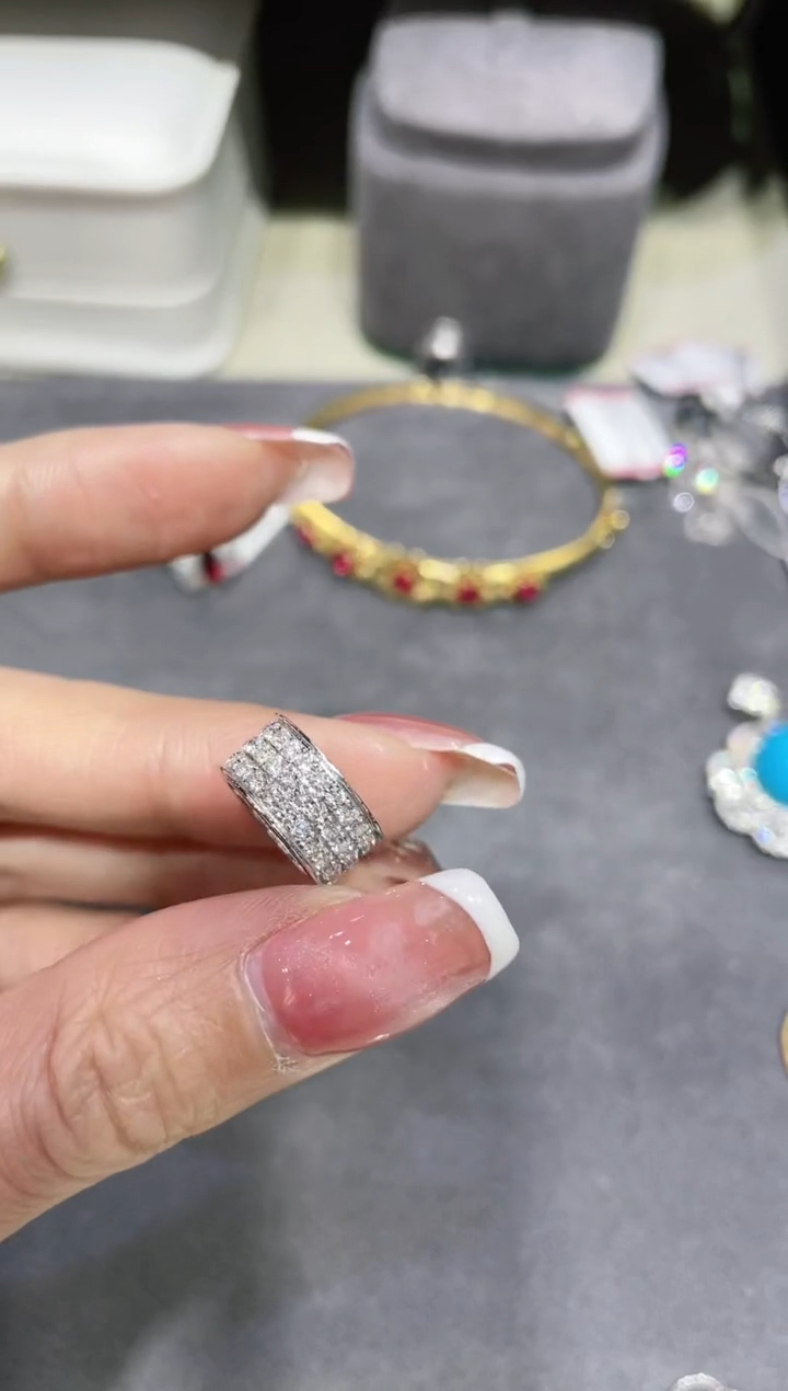 【闪购商品】钻石吊坠18K金镶嵌·