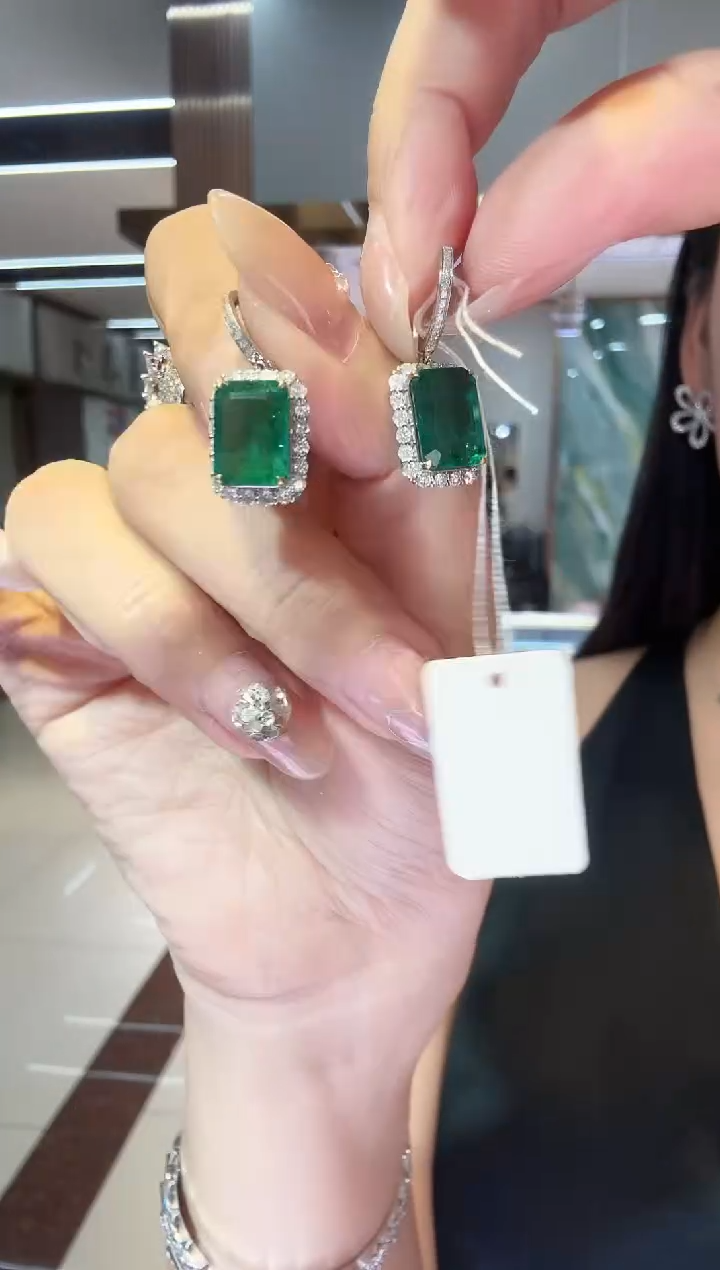 18K金镶嵌耳饰祖母绿5.915ct