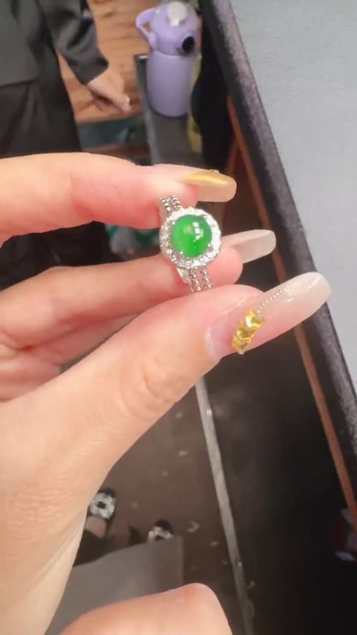 未镶嵌戒指翡翠A货有轻微色差属于正常现象，戒指多样性发货1