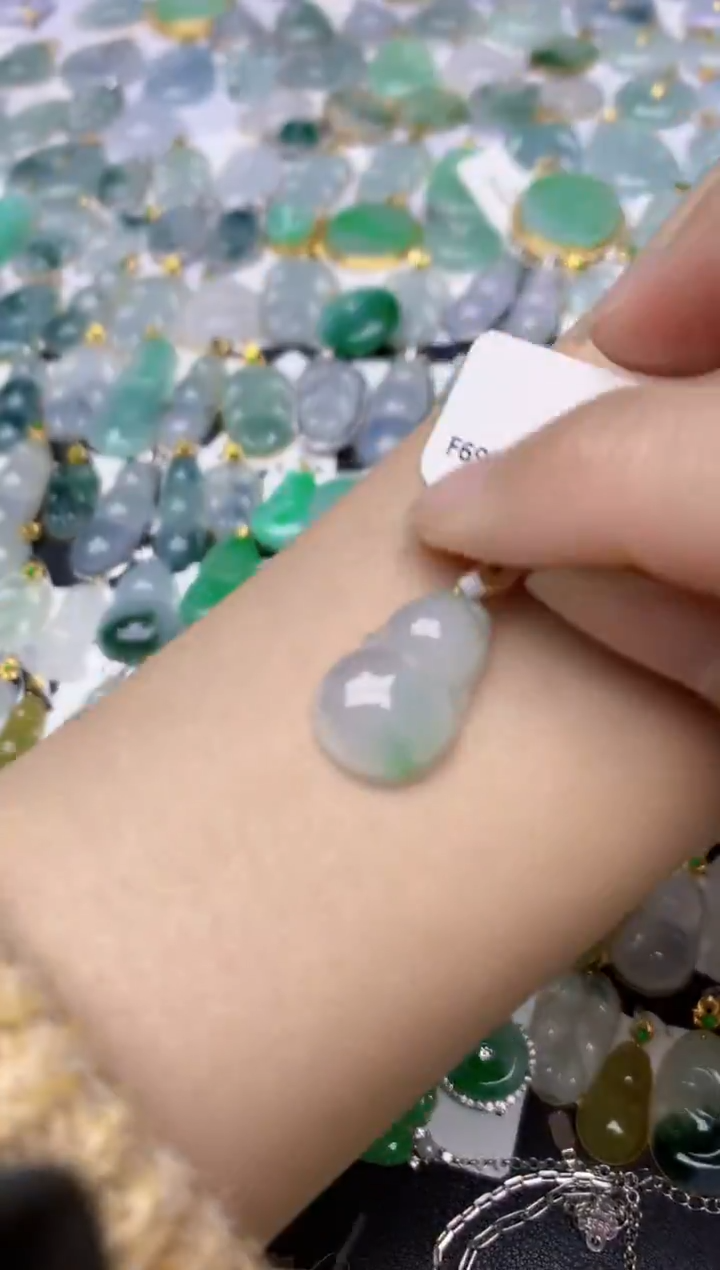 颈饰18K金镶嵌翡翠天然A货翡翠