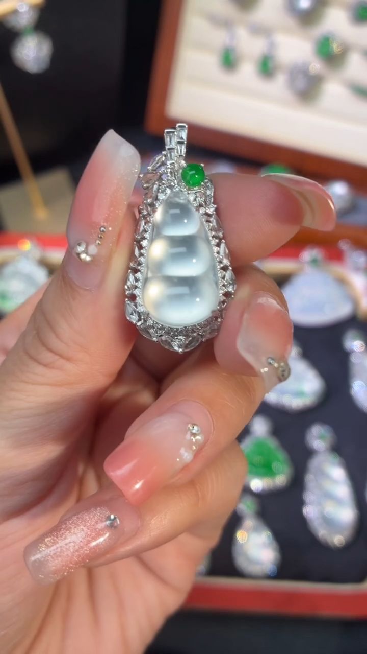 颈饰18K金镶嵌翡翠福豆