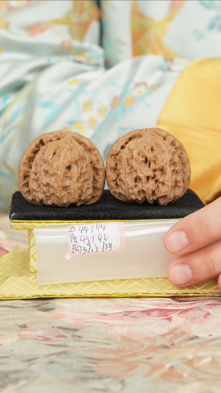 【闪购商品】文玩核桃把件白狮子