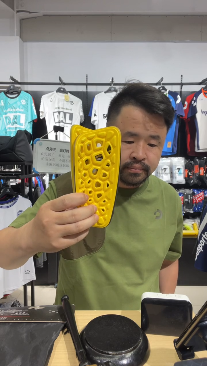 S***_黄色护腿板价格95包邮不退不换