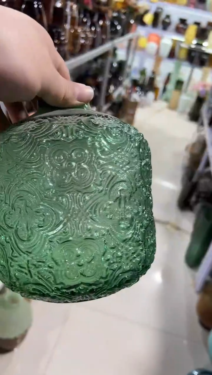 绿色浮雕花瓶.........