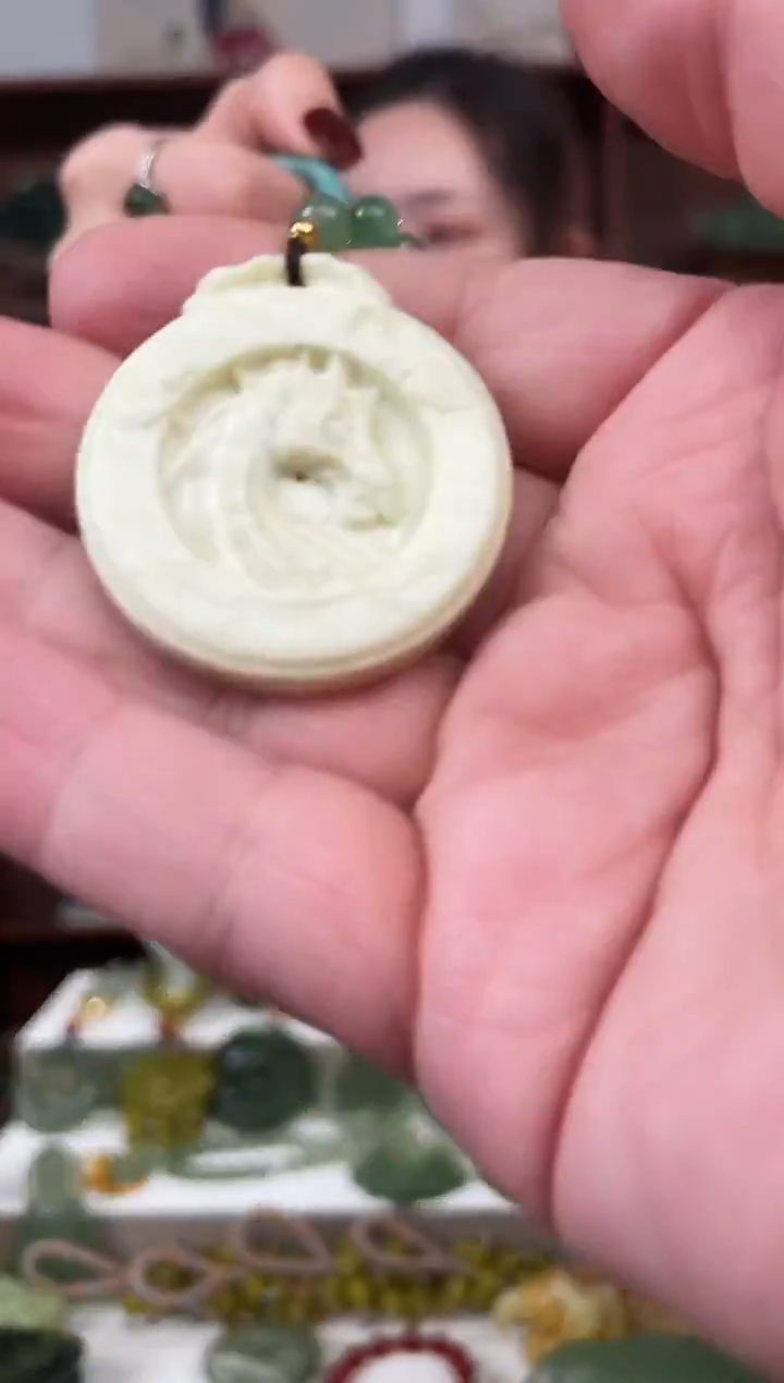 未镶嵌蛇纹石玉颈饰`