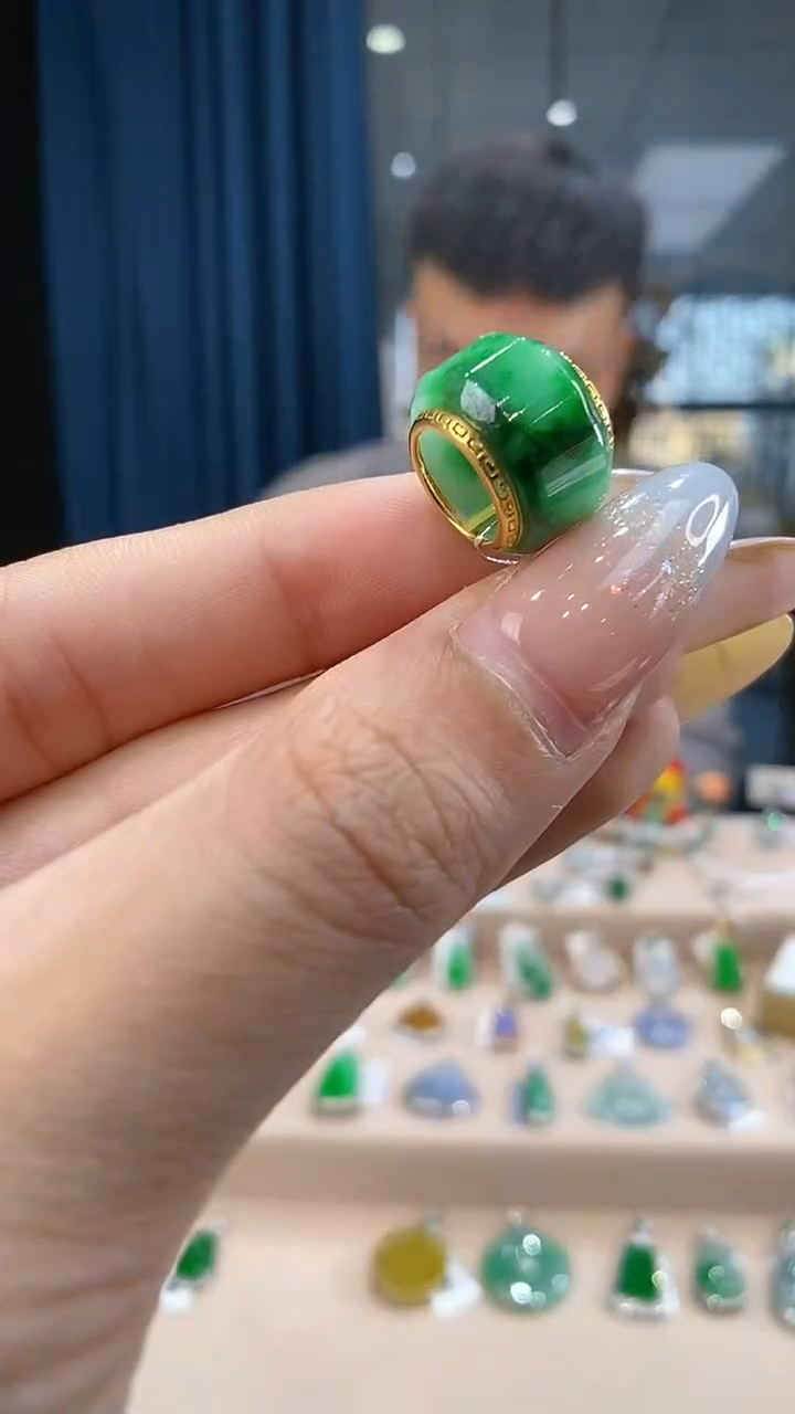 翡翠18K金镶嵌吊坠(不含链)路路通