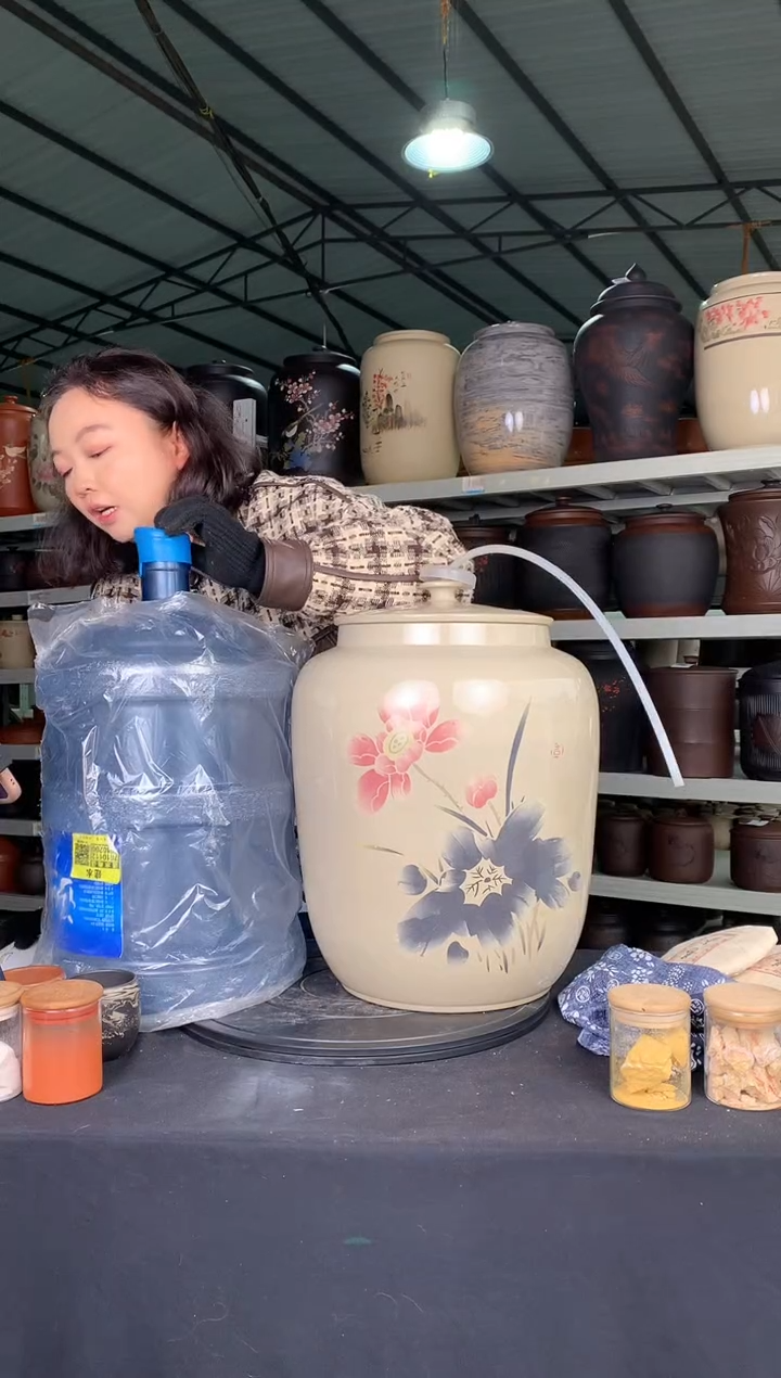 【闪购商品】罐白泥无釉磨光20L荷花储水罐