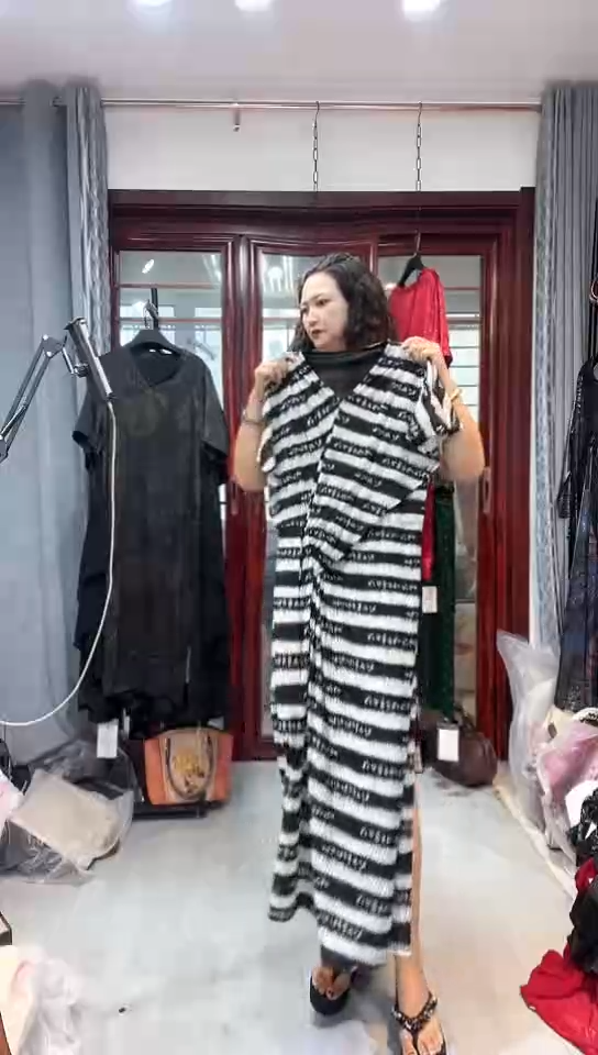黑白条字母长款连衣裙