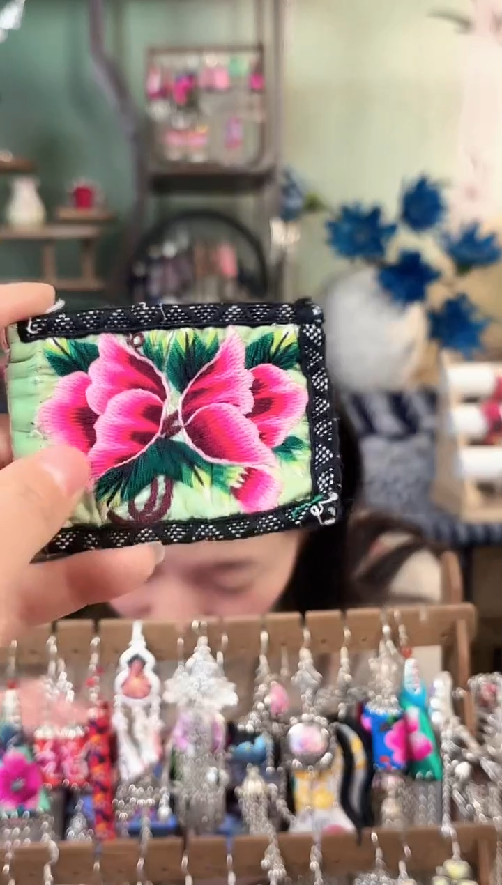 彩云南阁非遗老绣饰品706*