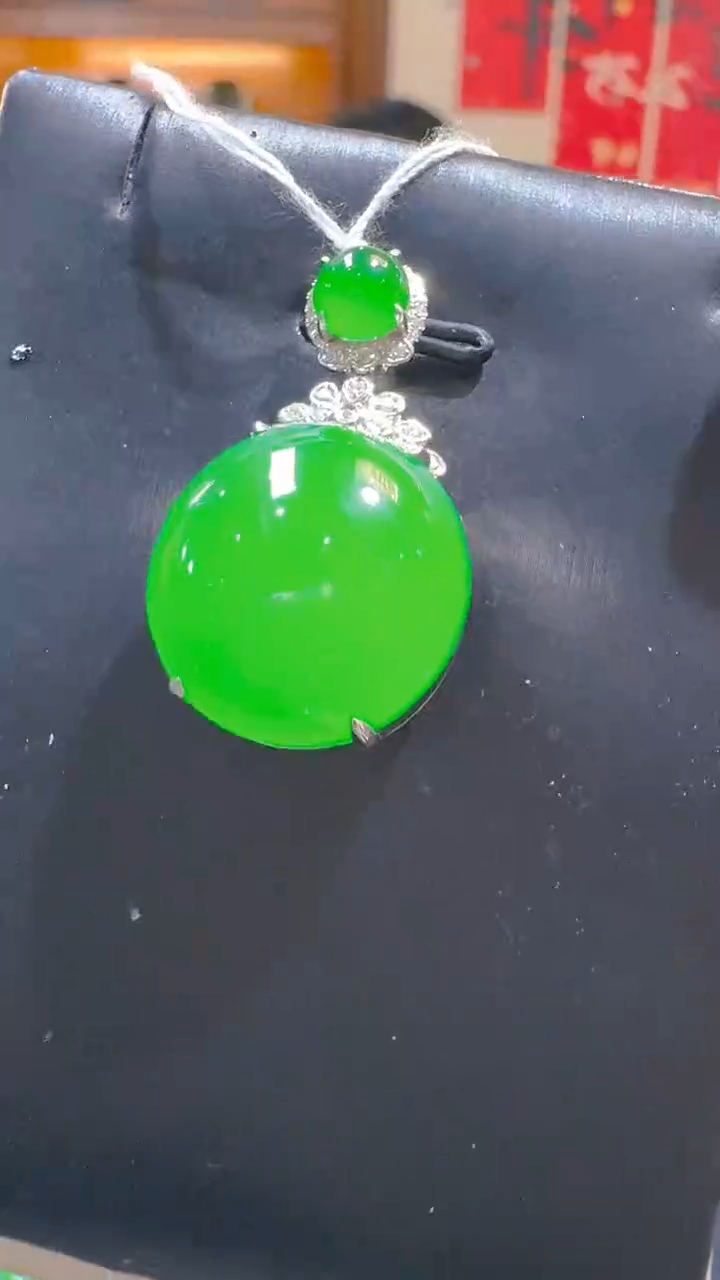 【闪购商品】翡翠吊坠(赠链)18K金镶嵌天然A货翡翠