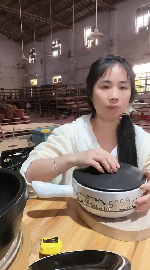 陶5096瑕疵白色手把锅带盖