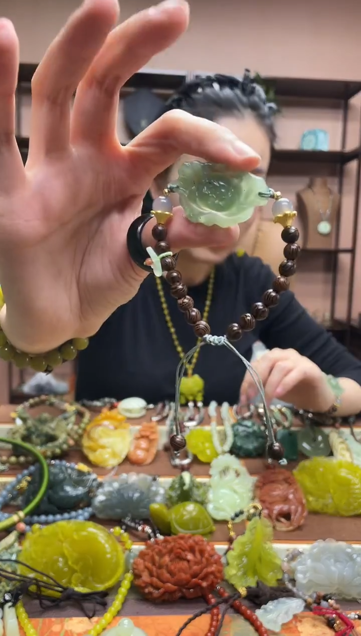 未镶嵌岫玉吊坠多样性发货发其中之一