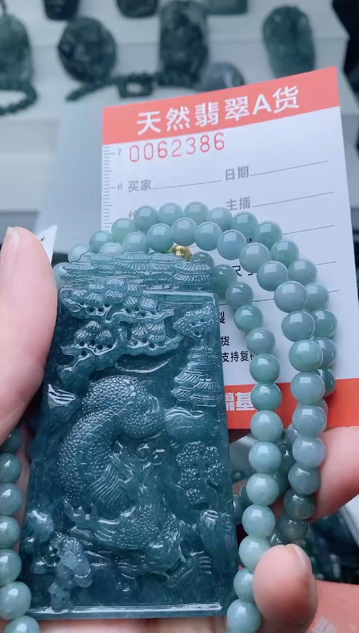 翡翠未镶嵌颈饰        