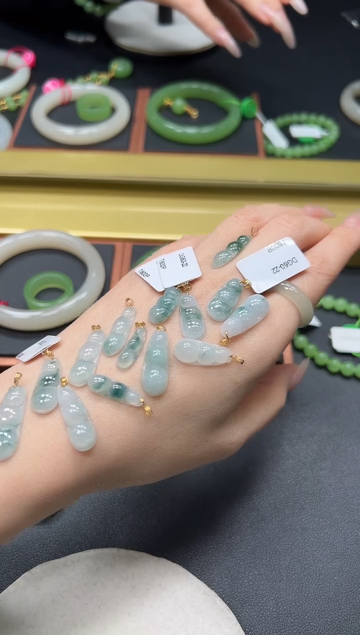 颈饰18K金镶嵌翡翠翡翠福豆吊坠 多样性发一 