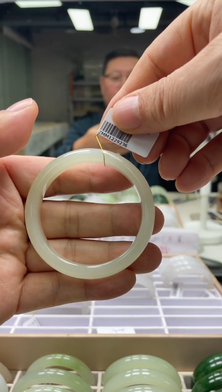 【闪购商品】和田玉手镯未镶嵌编码923 圈口53-54