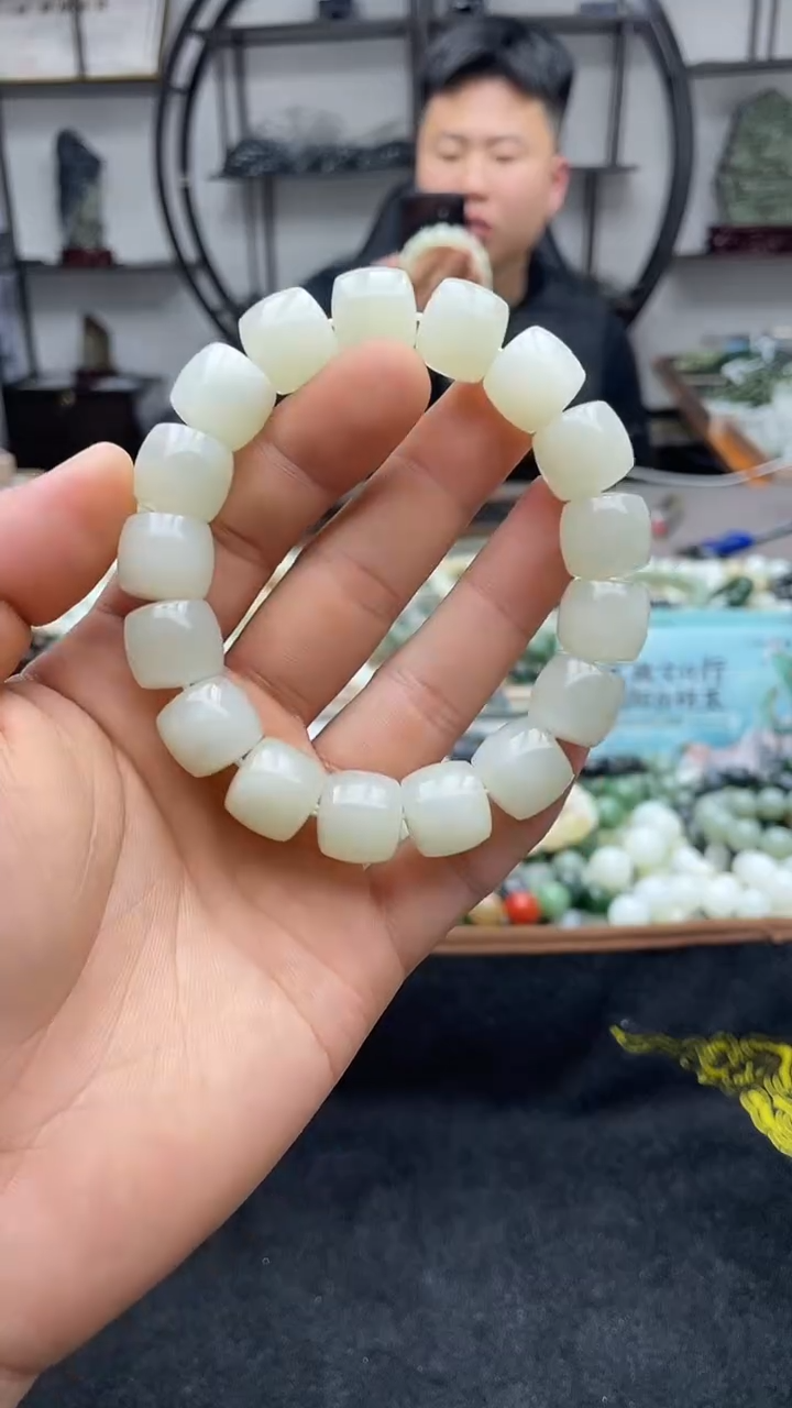 未镶嵌手串和田玉于阗青白14+直切（有结构）