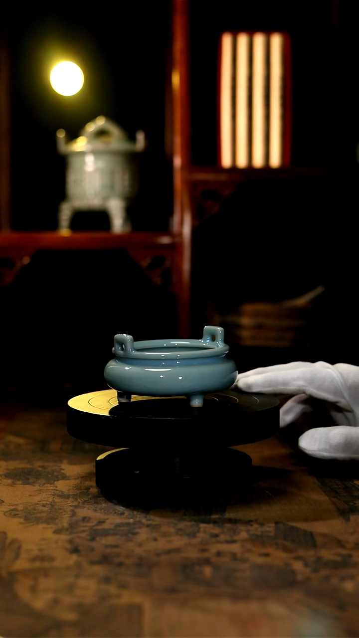 【闪购商品】原矿天蓝釉三足双耳炉