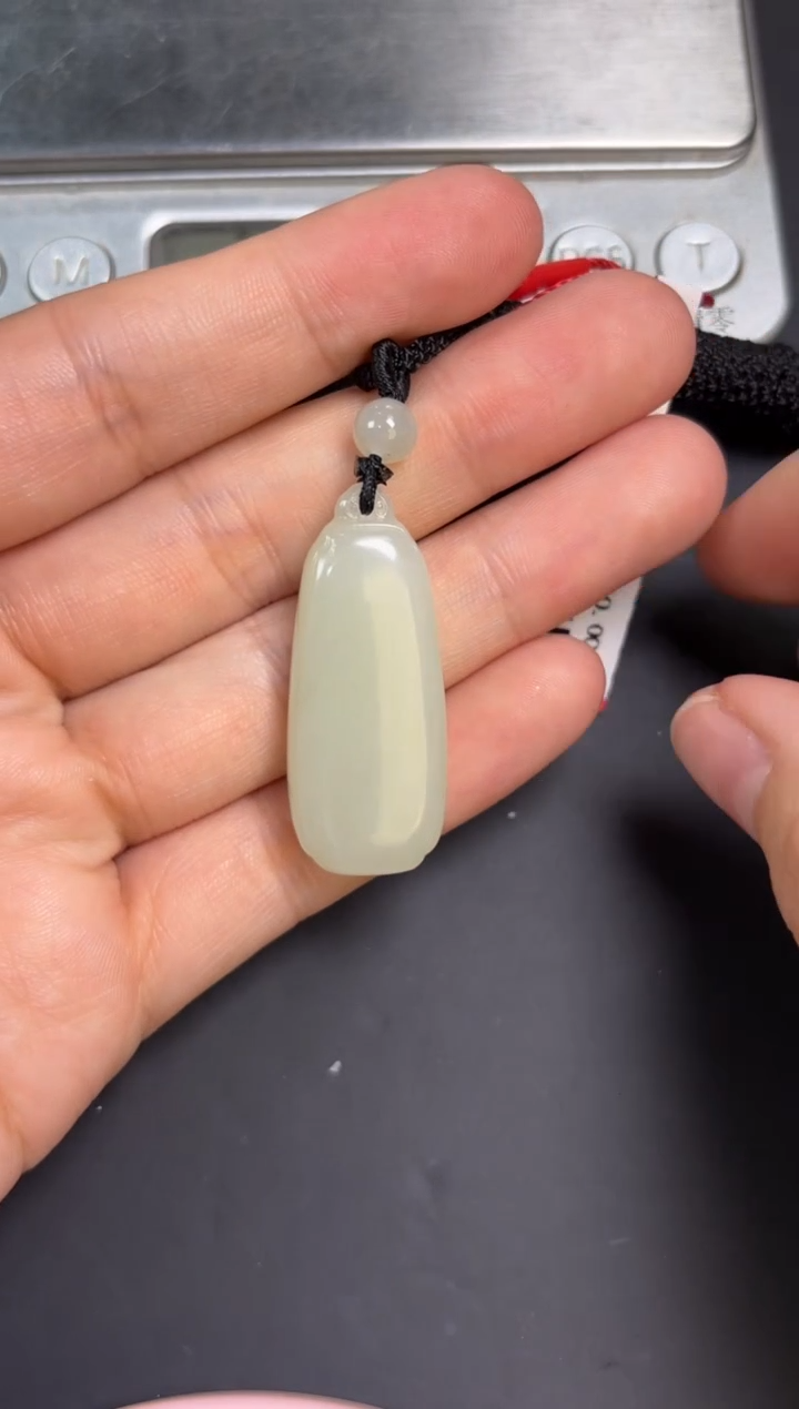 【闪购商品】和田玉吊坠(赠链)未镶嵌且末微色差迪克兰吊坠