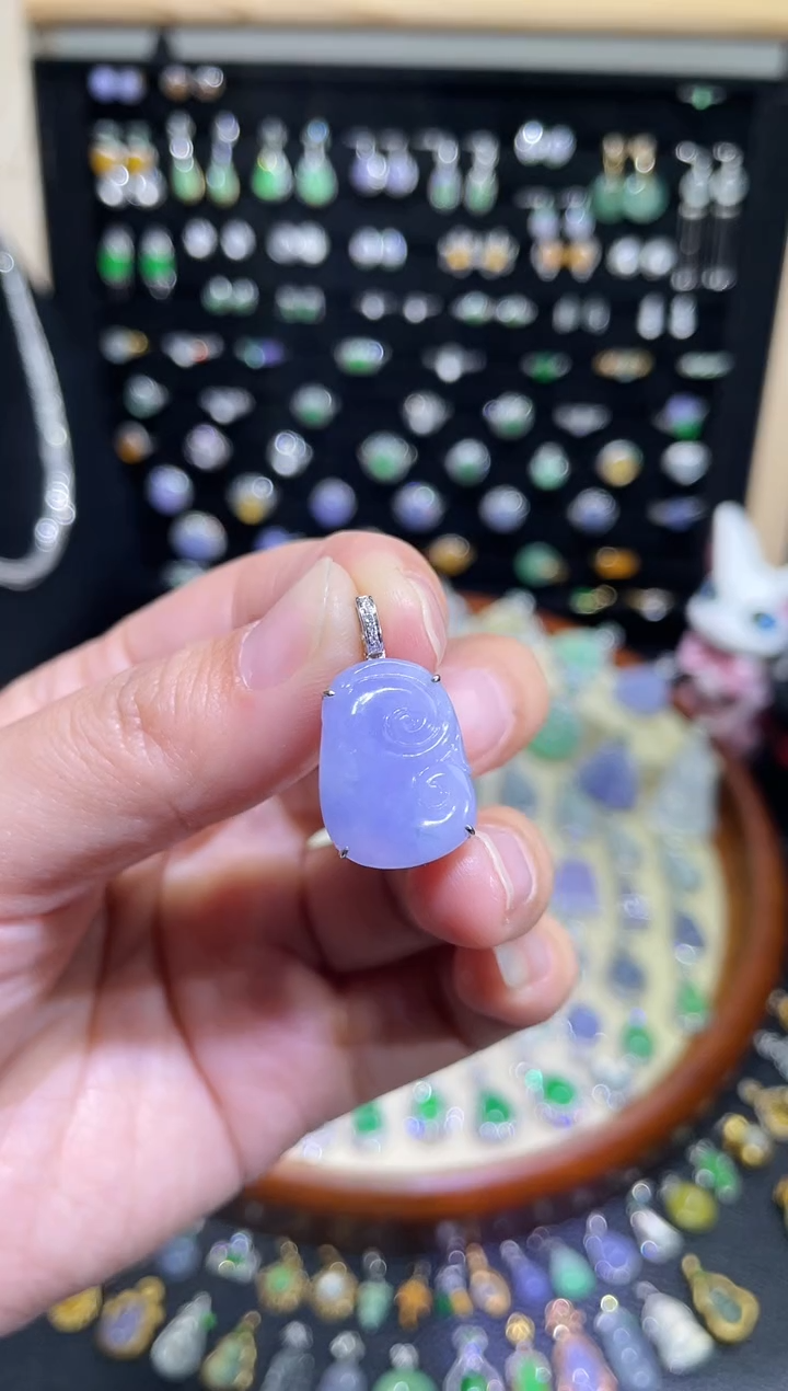 颈饰18K金镶嵌翡翠冰紫如意吊坠