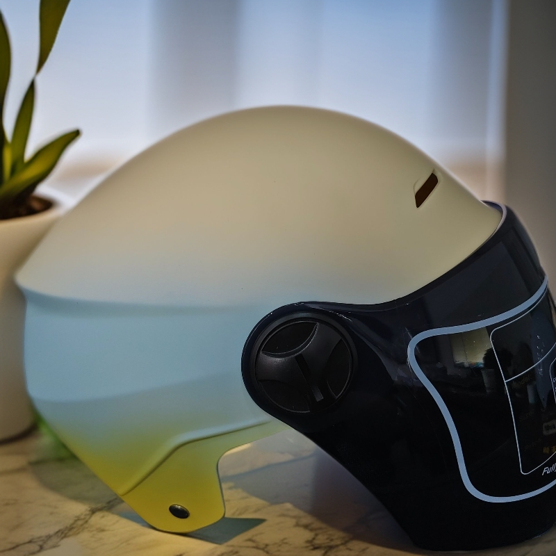 318渐变色米黄茶长镜片电动车夏款头盔