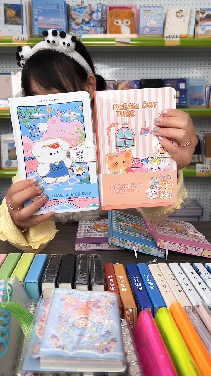 32K彩页磁扣手账112张-【夏奈日常】黄色1本【小汪假日】1本 各1