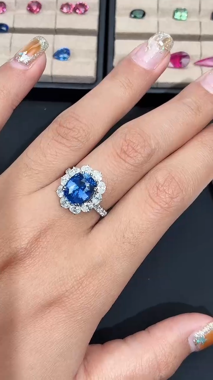 戒指蓝宝石18K金镶嵌皇家蓝蓝宝石戒指无烧5ct