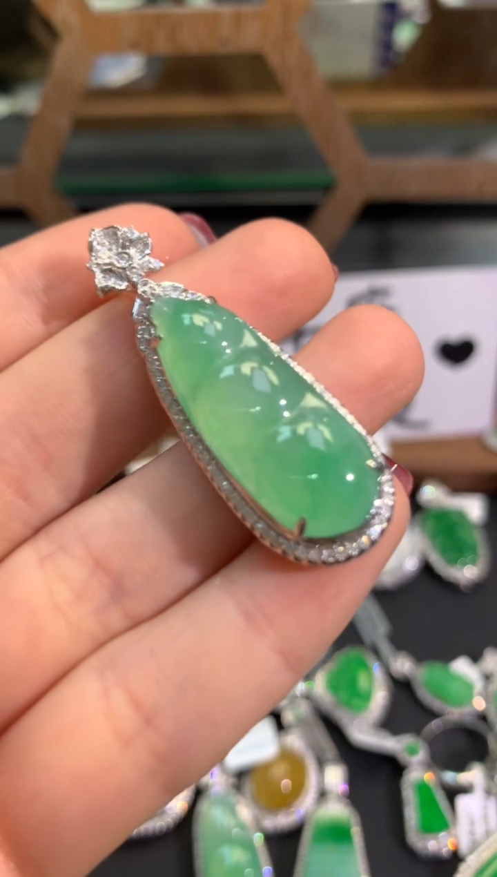 【闪购商品】翡翠吊坠(不含链)18K金镶嵌吊坠