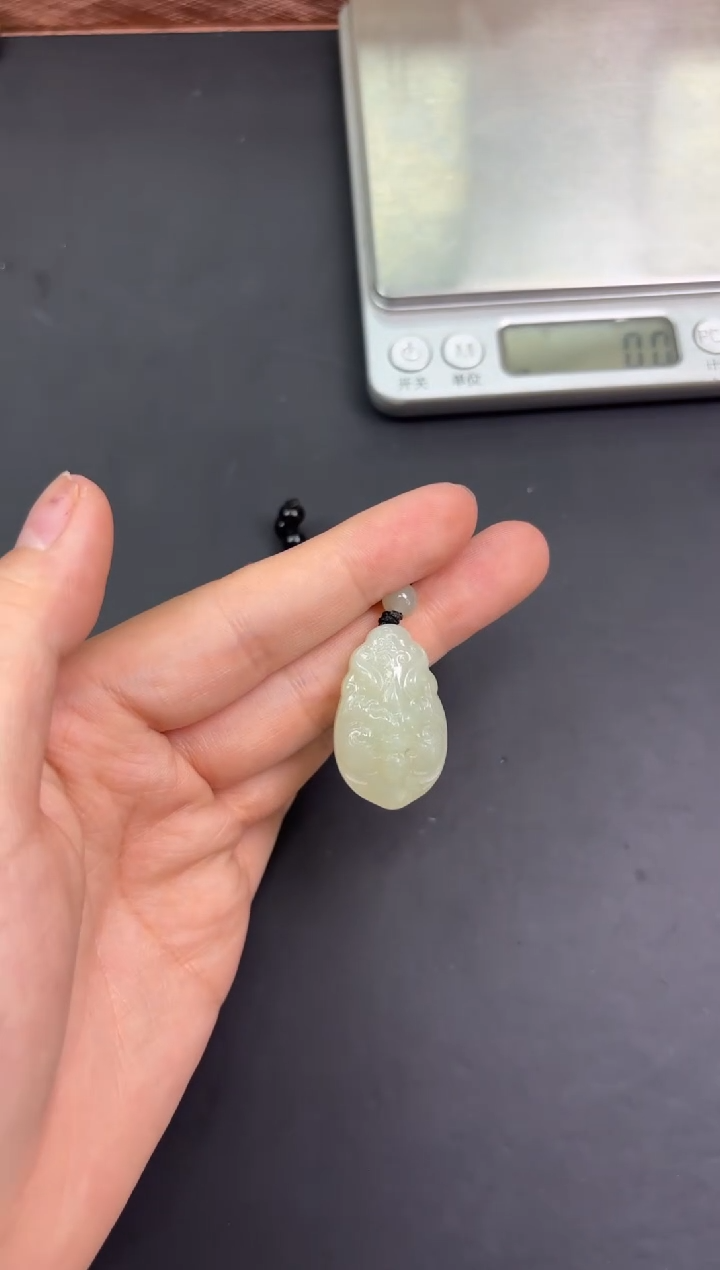 【闪购商品】和田玉吊坠(赠链)未镶嵌且末微色差近矿吊坠