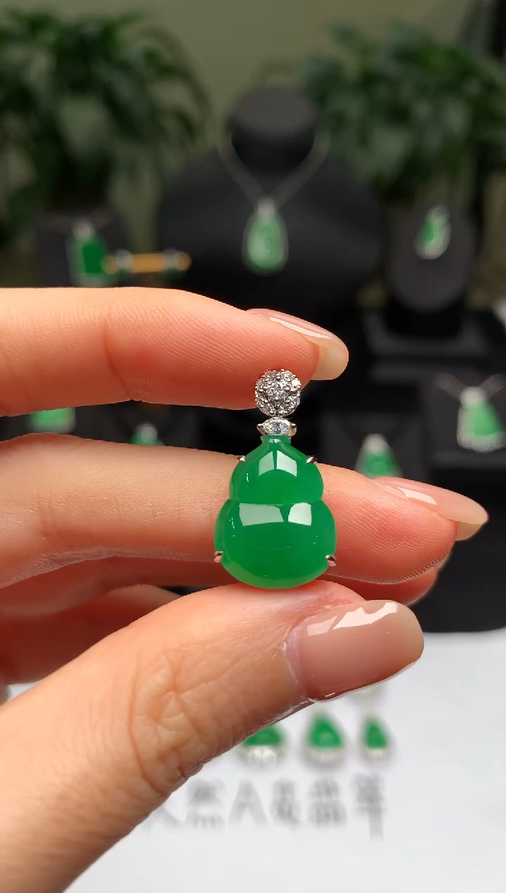 颈饰18K金镶嵌翡翠葫芦