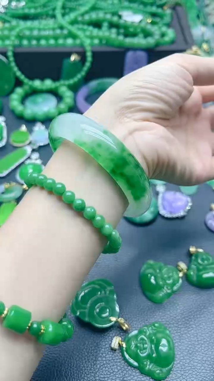 翡翠未镶嵌颈饰飘花手镯