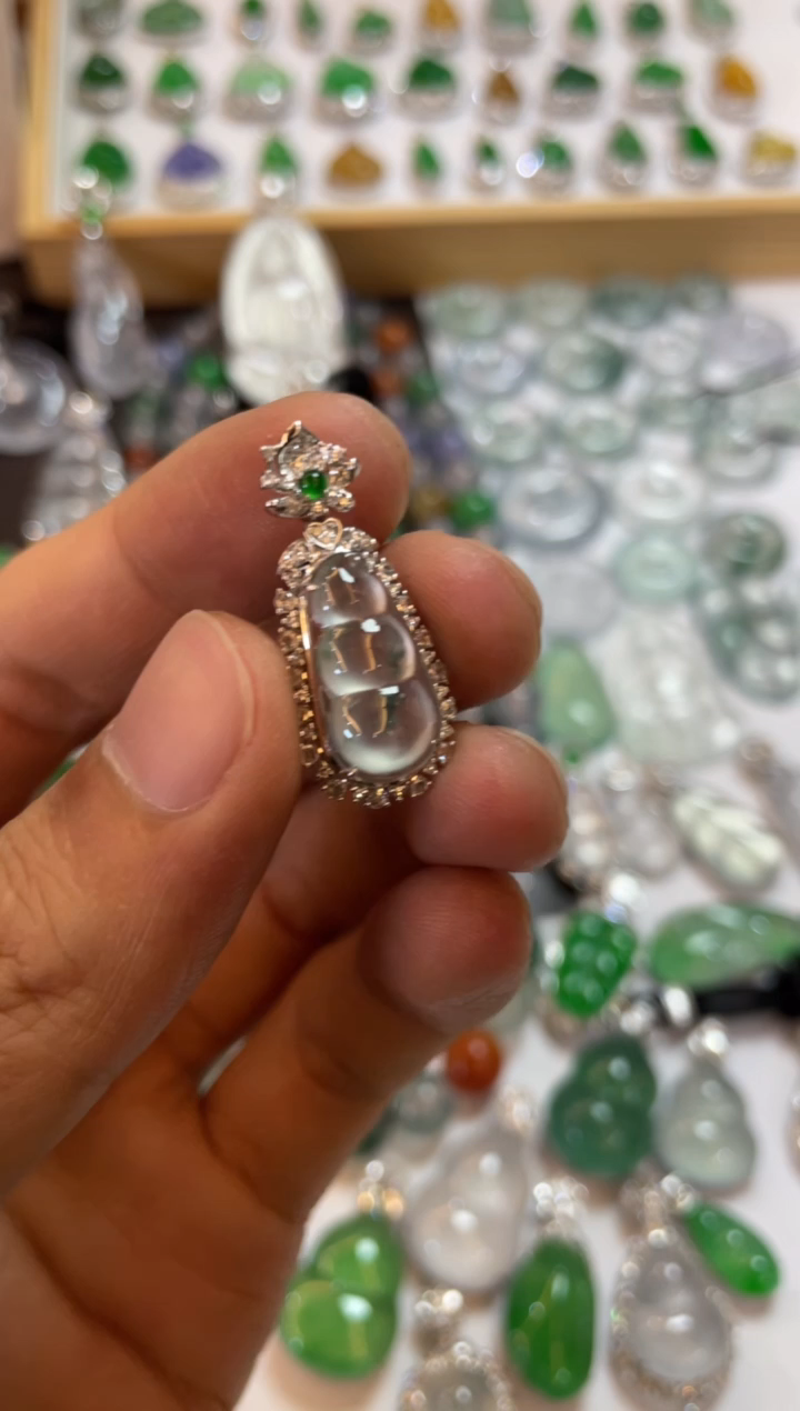 【闪购商品】翡翠吊坠(不含链)18K金镶嵌豆子