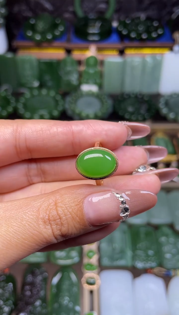 【闪购商品】和田玉女士戒指18K金镶嵌苹果绿