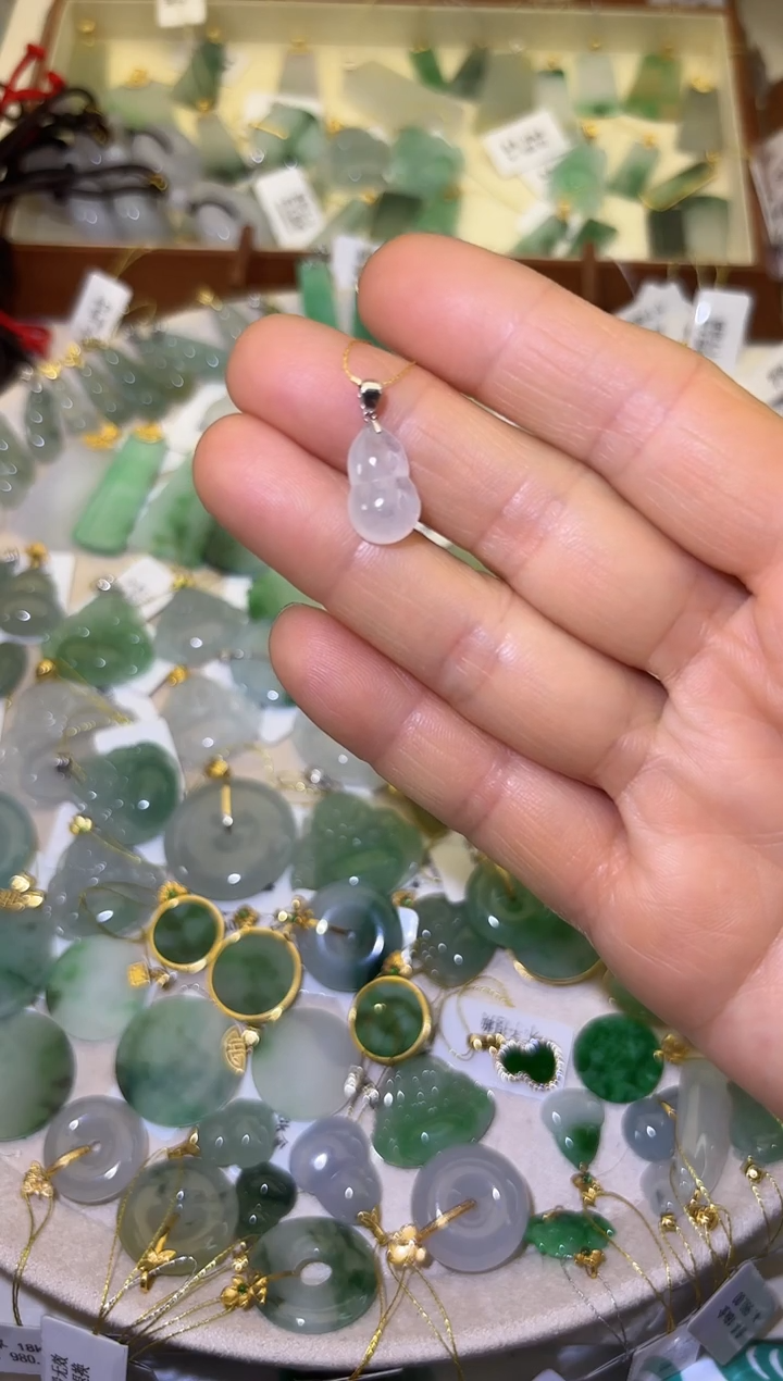 颈饰18K金镶嵌翡翠我***?小葫芦