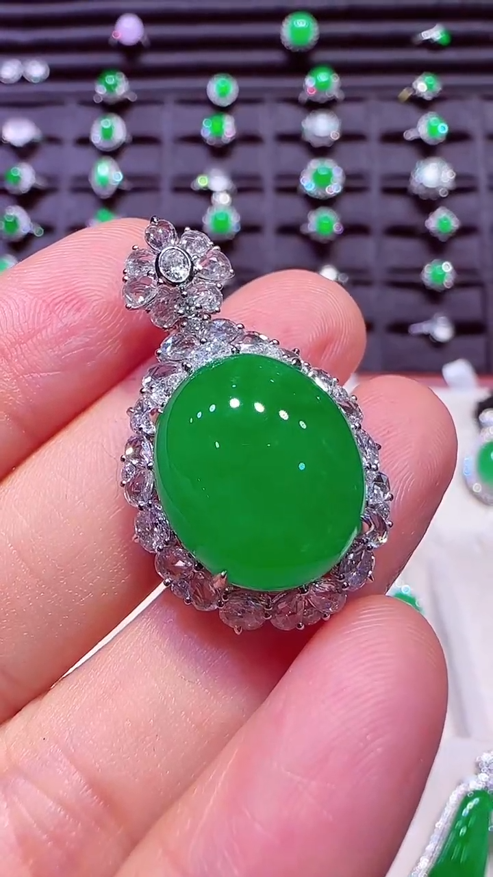 【闪购商品】翡翠颈饰18K金镶嵌蛋坠