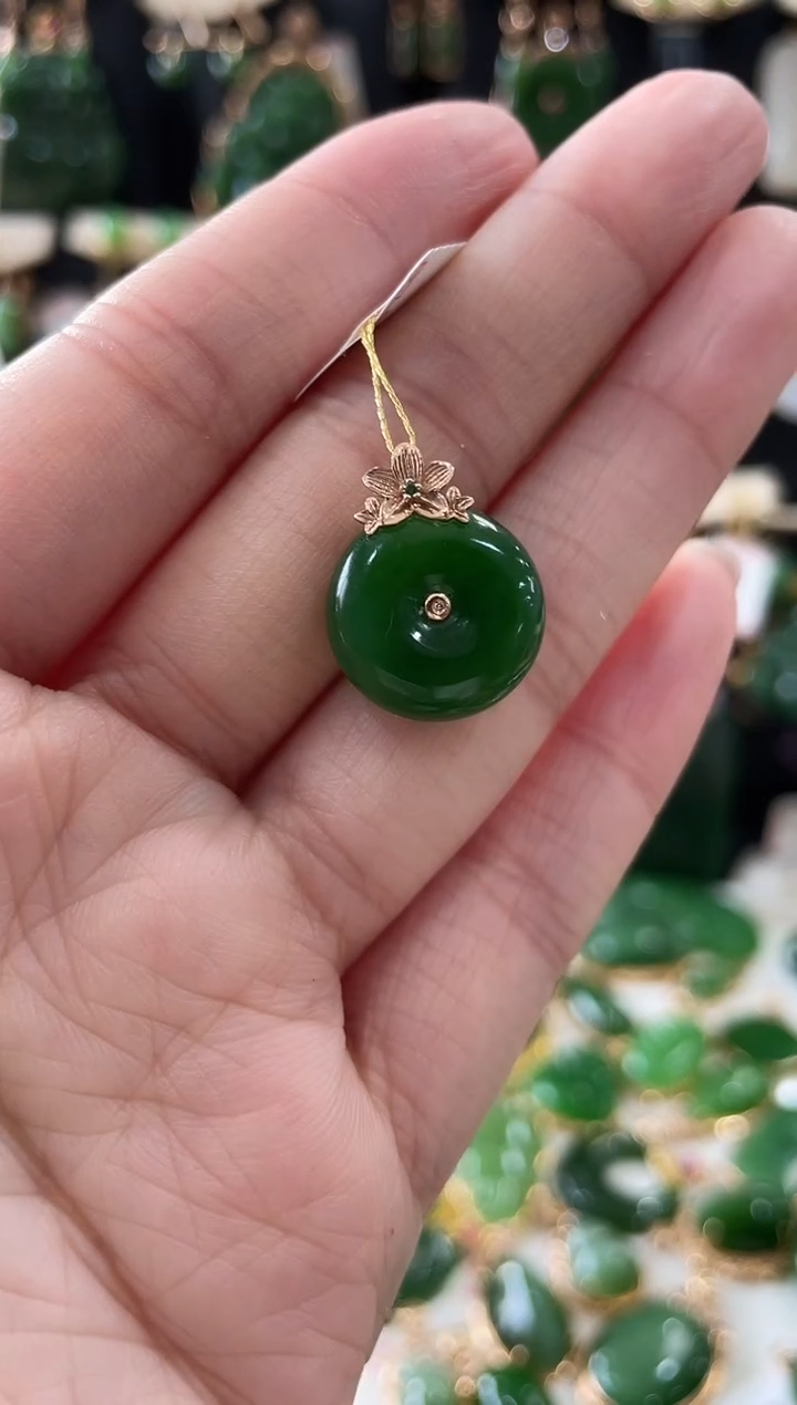 颈饰18K金镶嵌和田玉（碧玉）平安扣